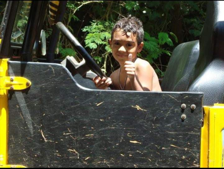 Menino no jipedando joia para camera