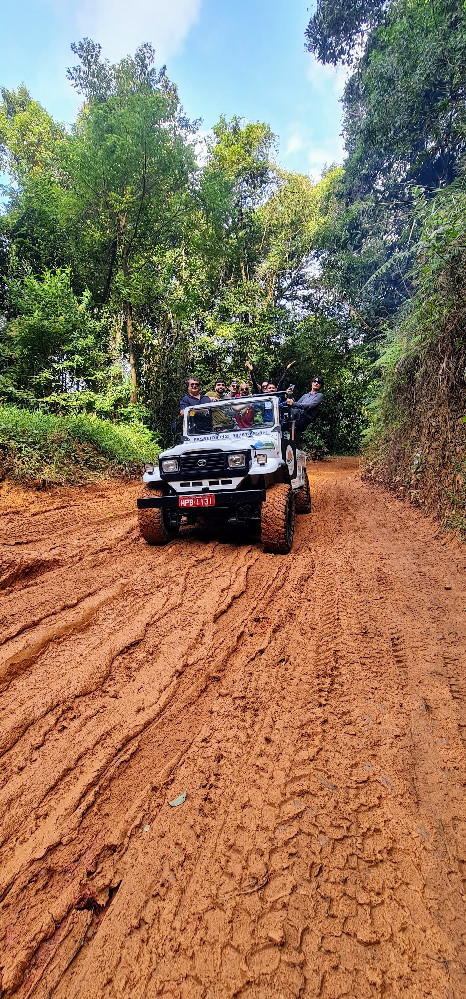 Vista panorâmica do mirante com deck de madeira