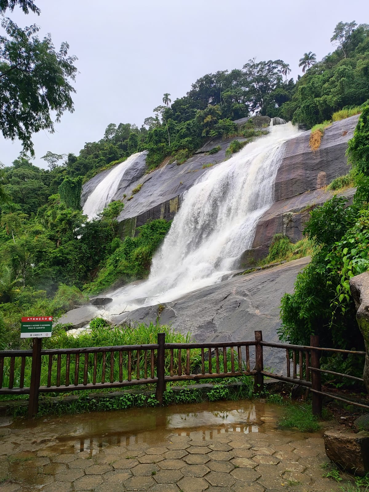 Vista panorâmica do mirante com deck de madeira